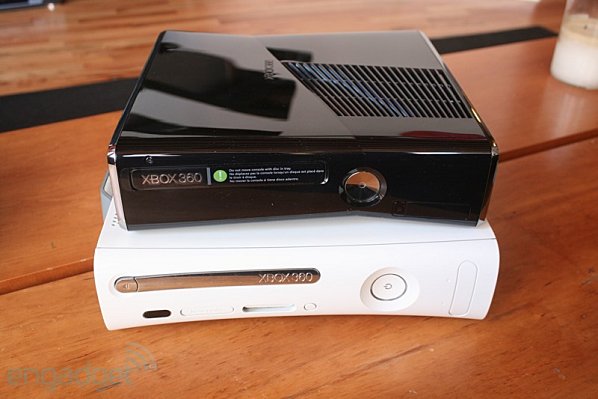 Fichier:Xbox-360-vs-slim.jpg